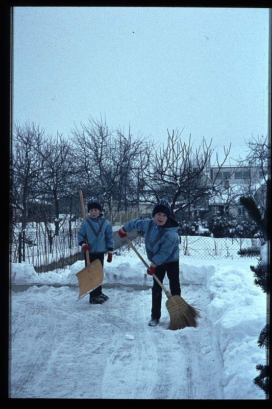 20.Regensburg dec 1969 Brigitte,Marion.JPG